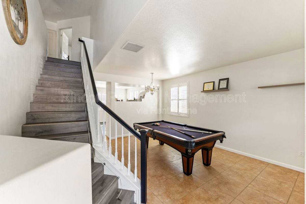954 Taylor Ln - Photo 3 of 10