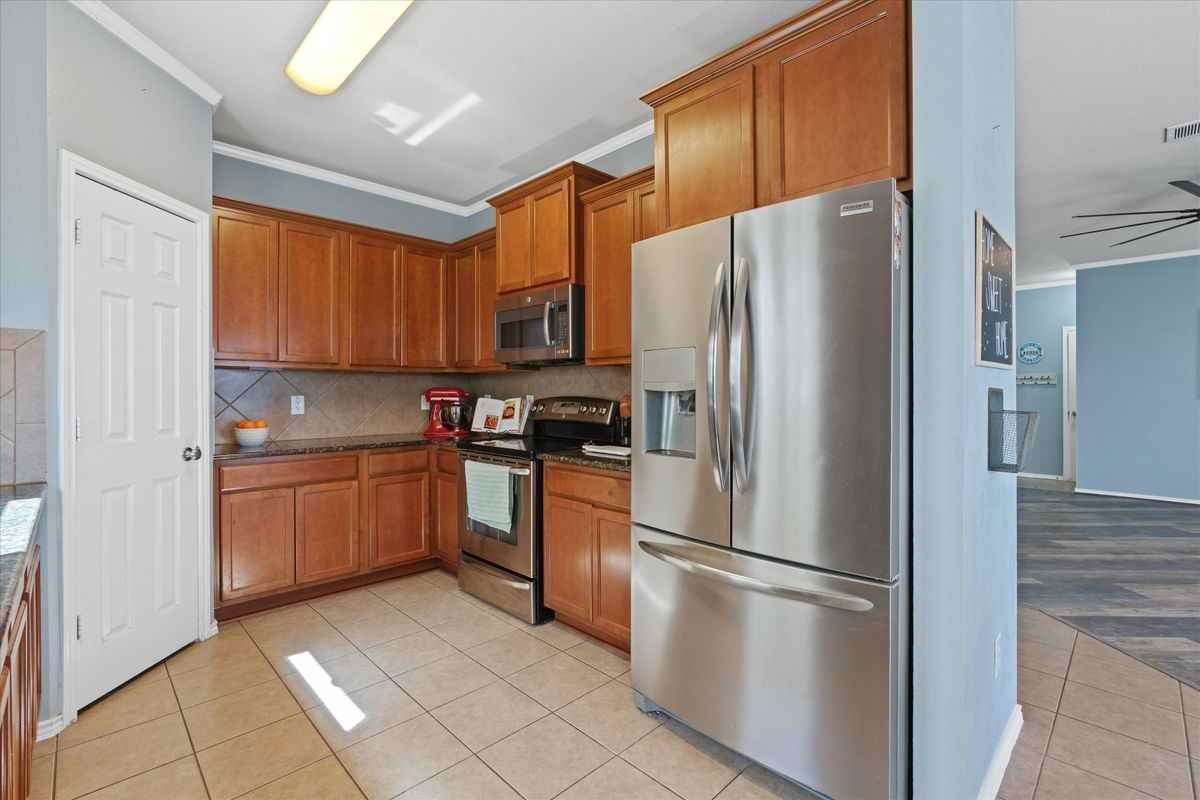 2108 Scott Dr - Photo 3 of 38