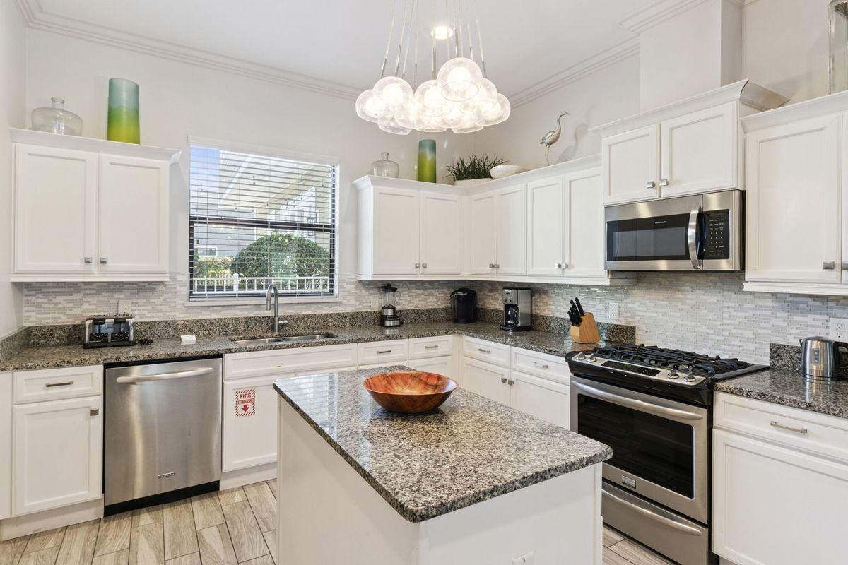 7423 Sparkling Ct - Photo 5 of 17