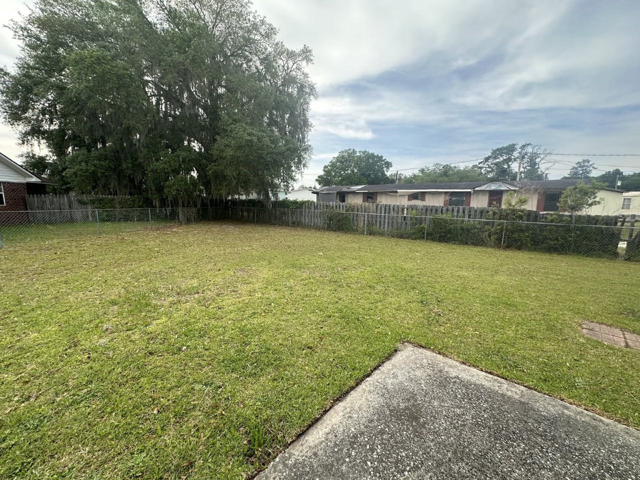 975 Yale Ct - Photo 2 of 2