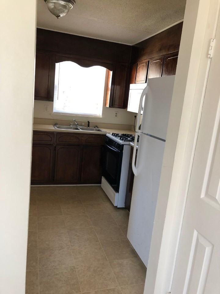 305 Pleasant St - Photo 3 of 12