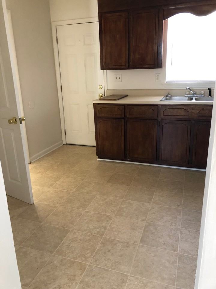 305 Pleasant St - Photo 4 of 12