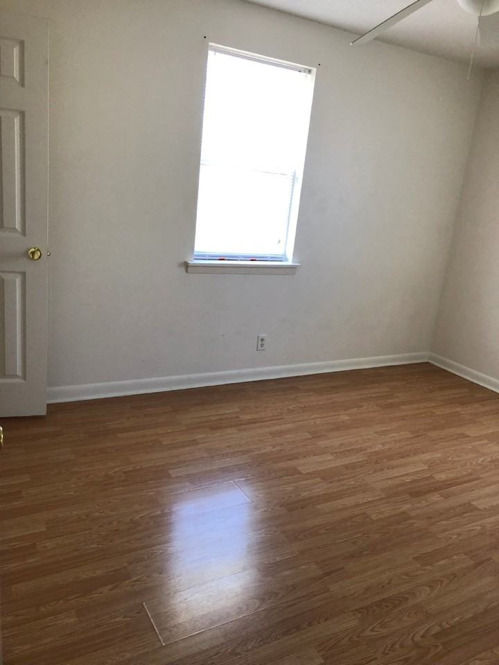 305 Pleasant St - Photo 5 of 12