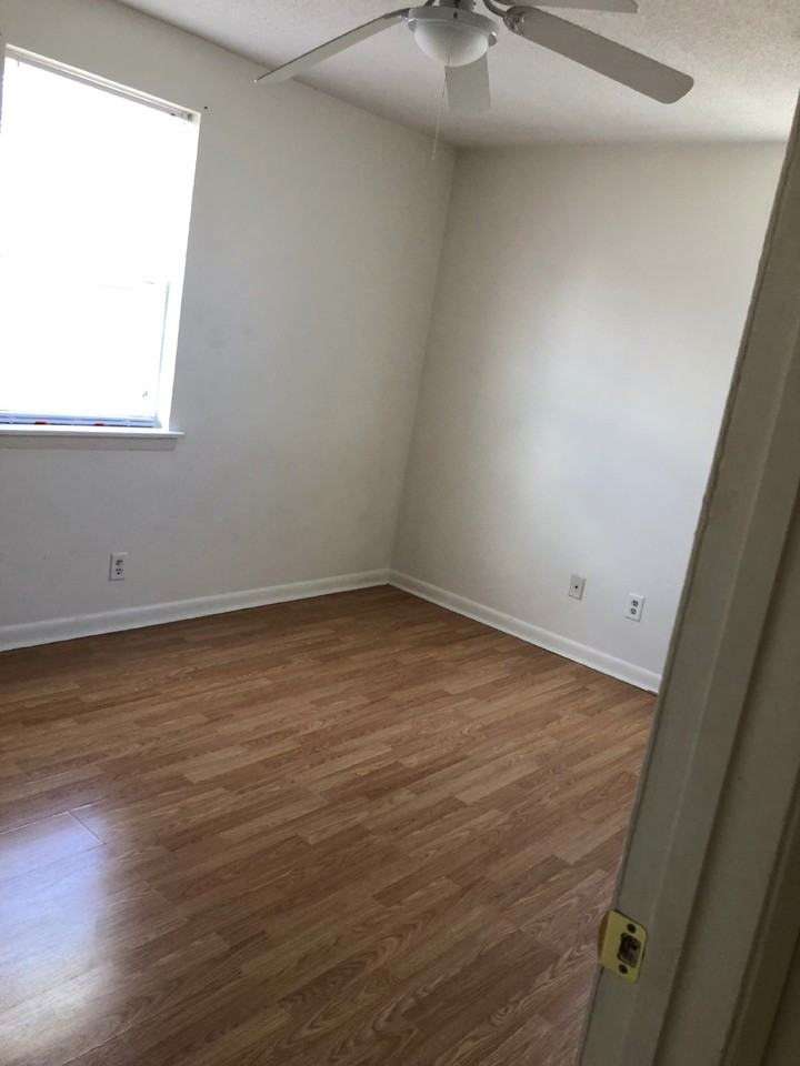 305 Pleasant St - Photo 6 of 12