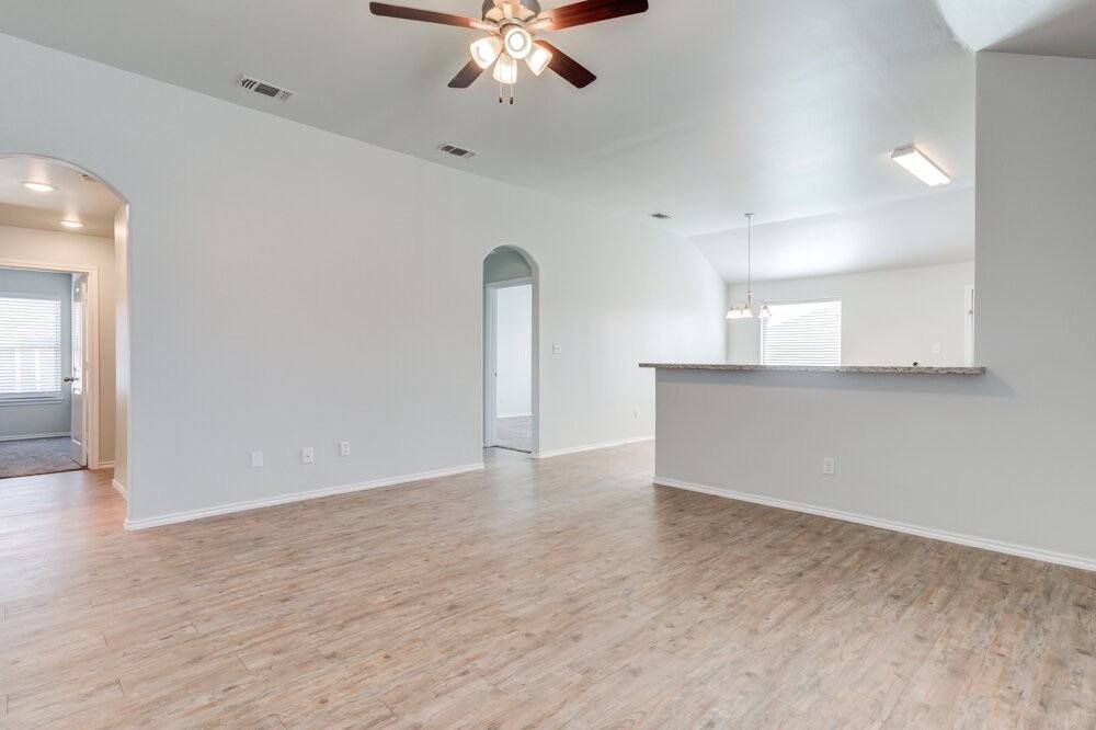 1303 Kingston St - Photo 4 of 30