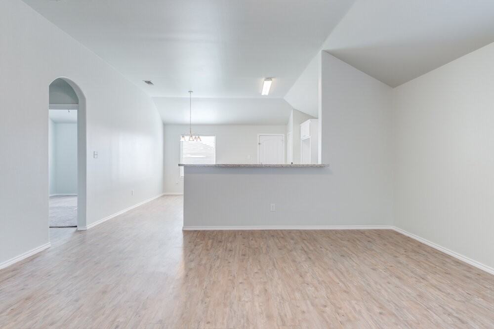 1303 Kingston St - Photo 5 of 30