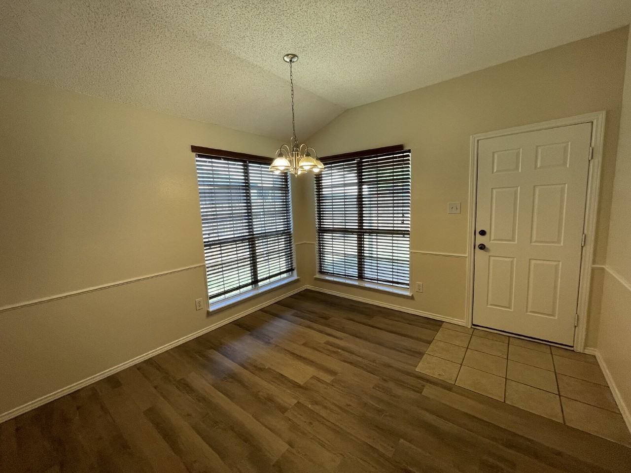 1605 Kirby Ave - Photo 3 of 12