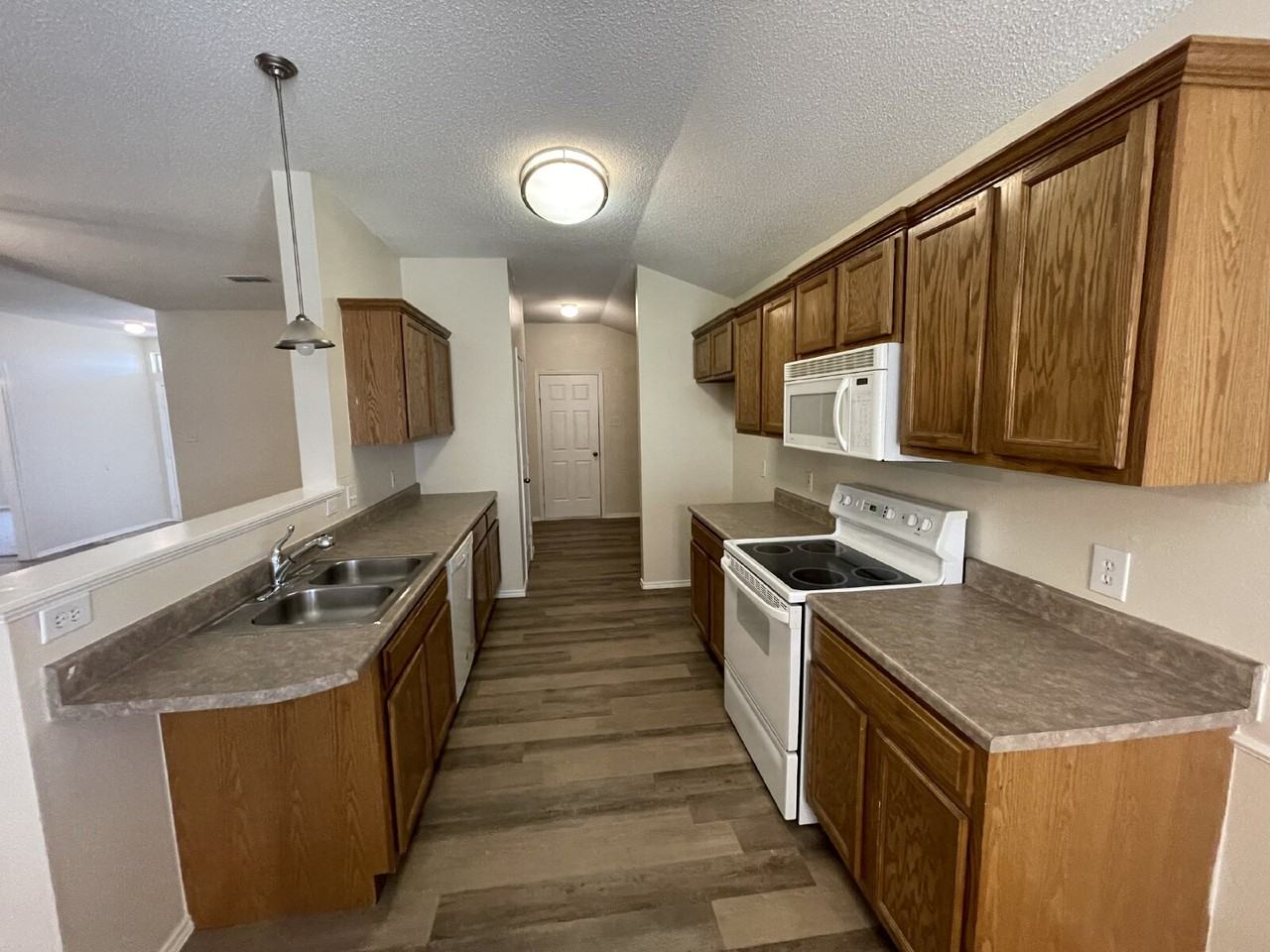 1605 Kirby Ave - Photo 4 of 12