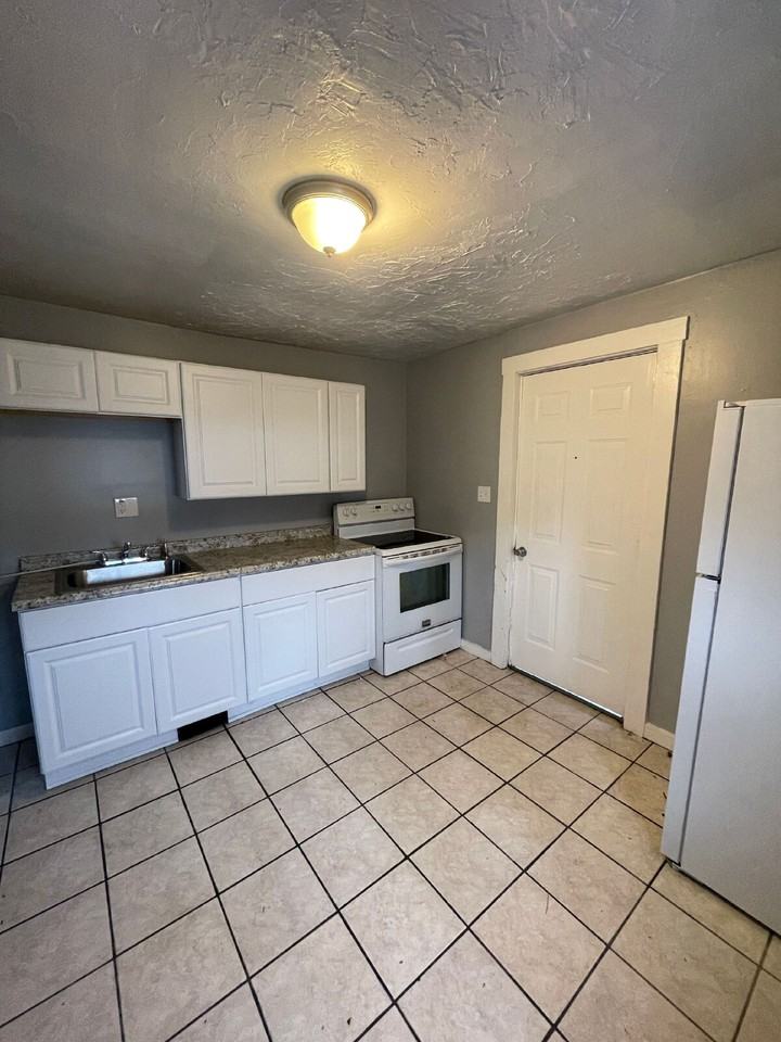 139 N Water Ave #2 - Photo 6 of 38