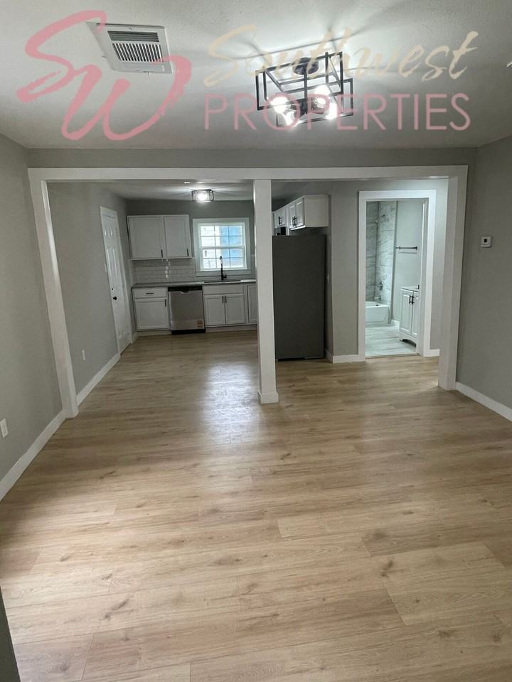 981 W Oak St - Photo 3 of 12