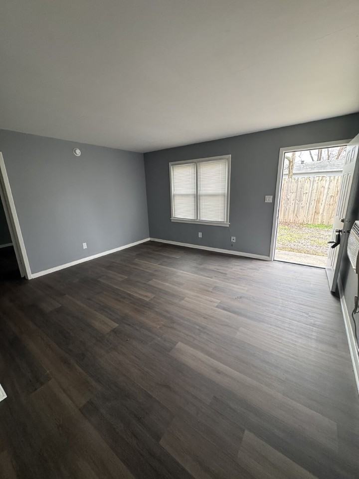 457 N Gordon St - Photo 3 of 8