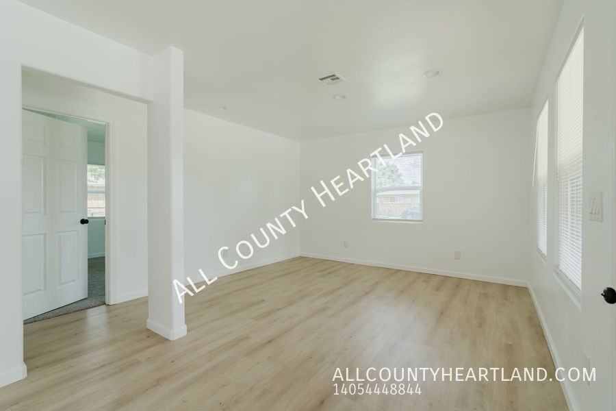 2100 N Redmond Ave - Photo 3 of 17