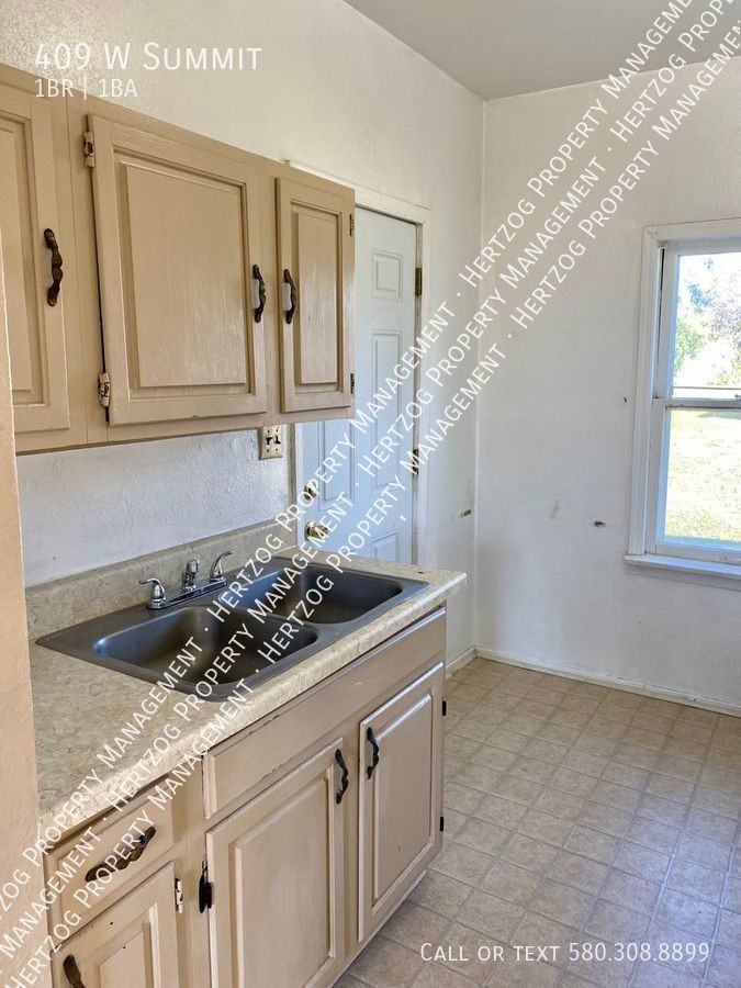 409 W Summit Ave - Photo 2 of 11