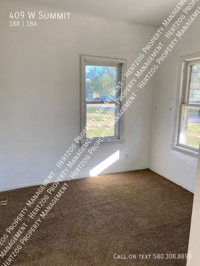 409 W Summit Ave - Photo 3 of 11