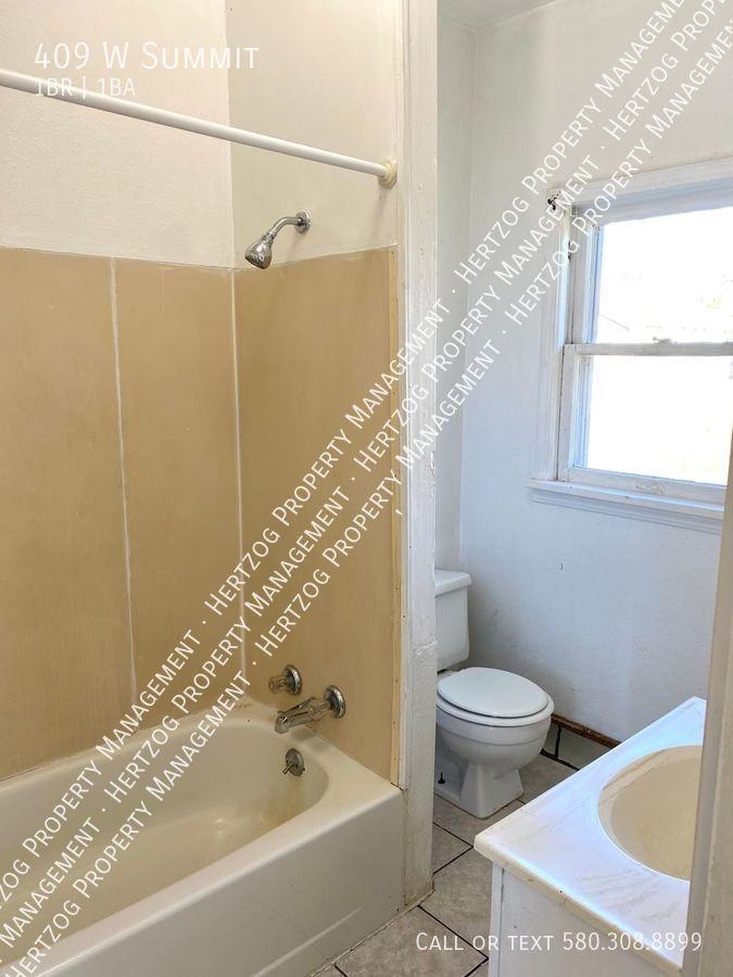 409 W Summit Ave - Photo 4 of 11