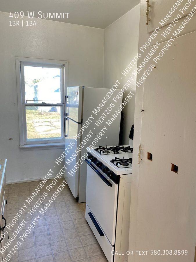 409 W Summit Ave - Photo 5 of 11