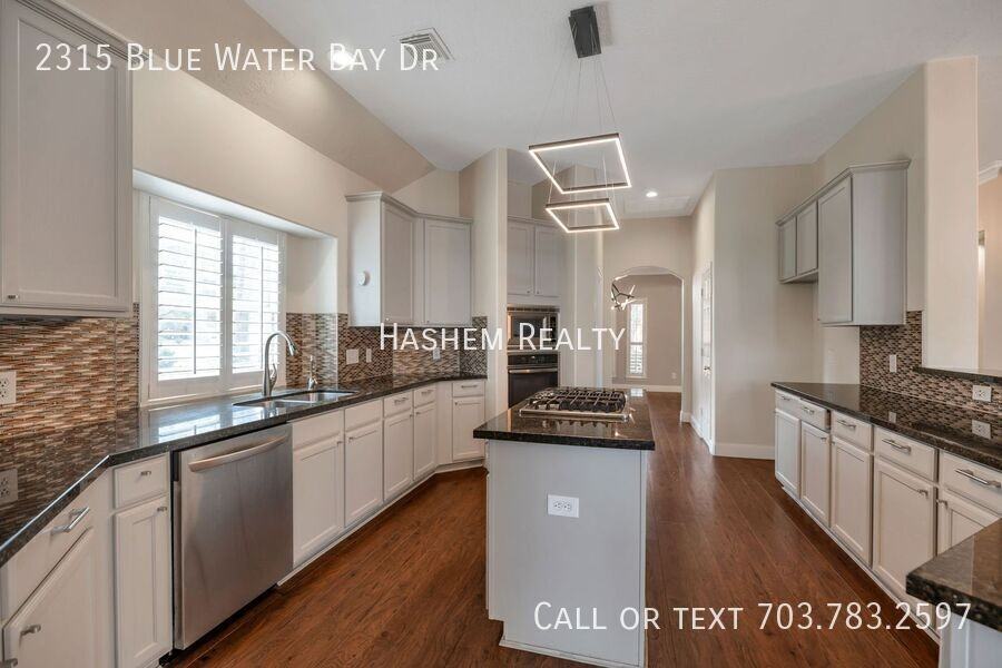 2315 Blue Water Bay Dr - Photo 3 of 33