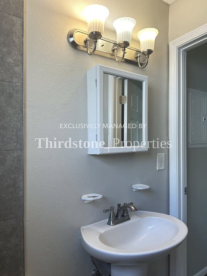 705 Franklin St - Photo 4 of 11