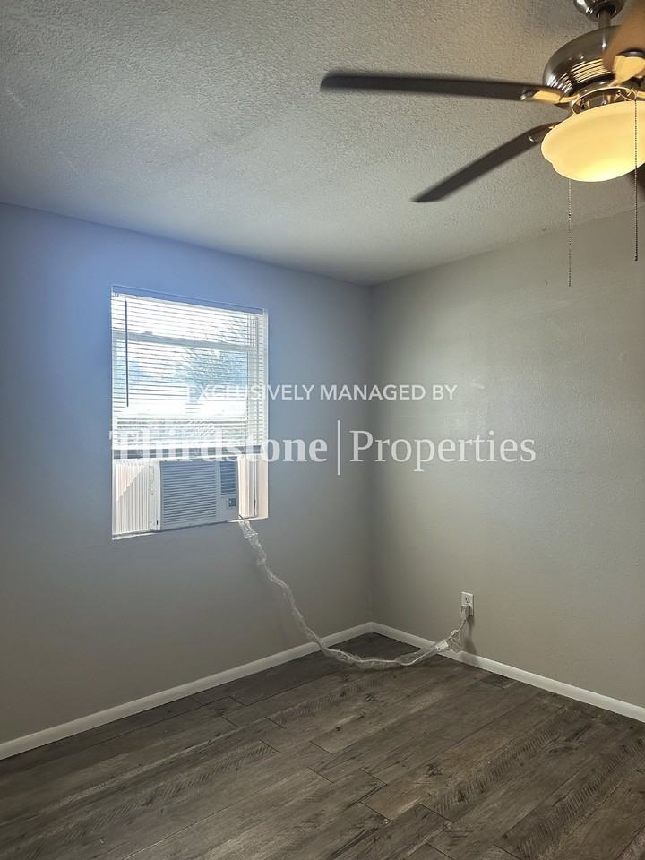 705 Franklin St - Photo 7 of 11