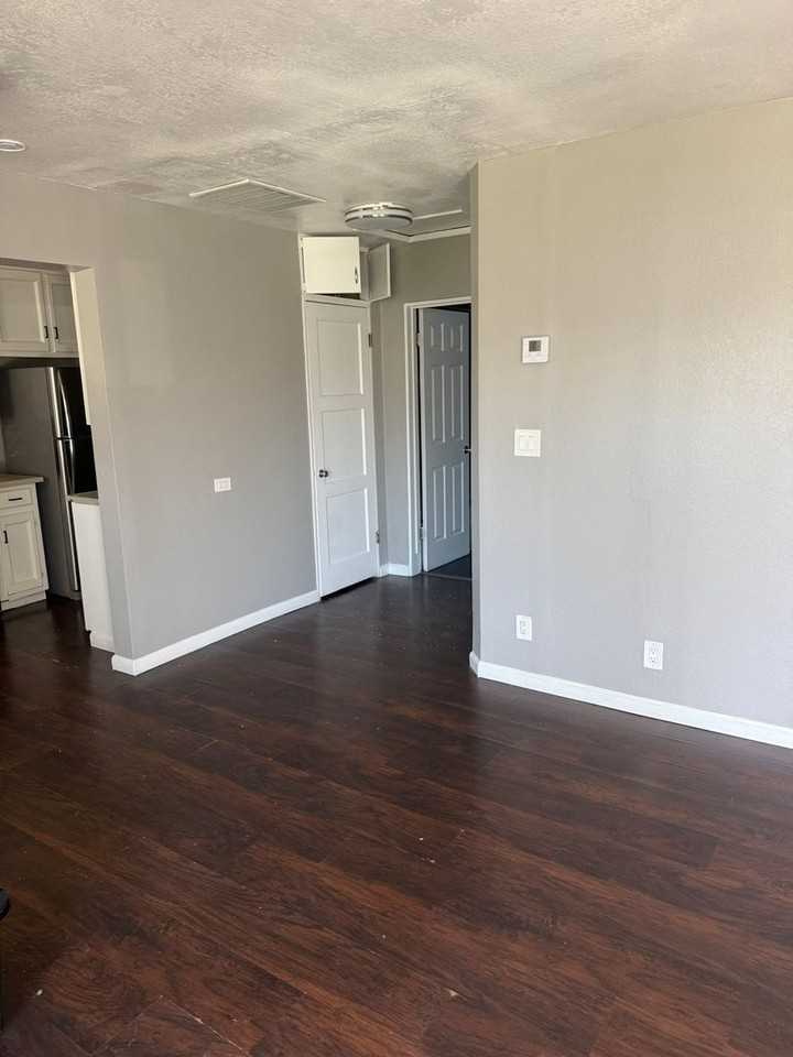 1133 Iowa Ave - Photo 2 of 16