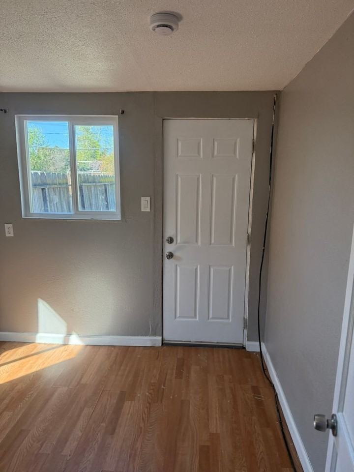 1133 Iowa Ave - Photo 5 of 16