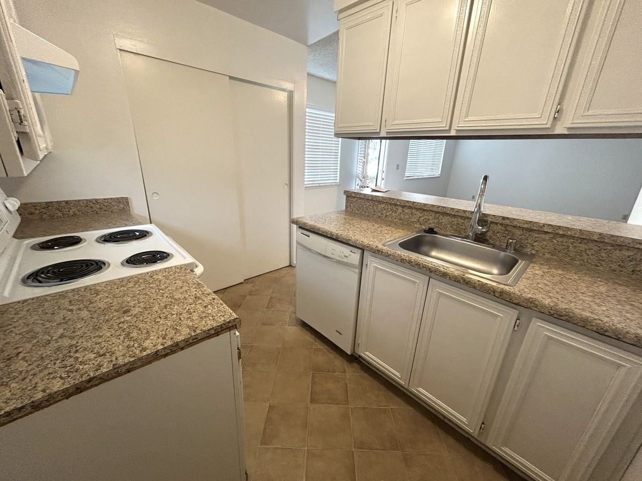 5274 Shenandoah St - Photo 4 of 8