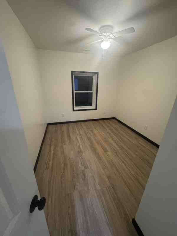 208 N White River Ave - Photo 4 of 9