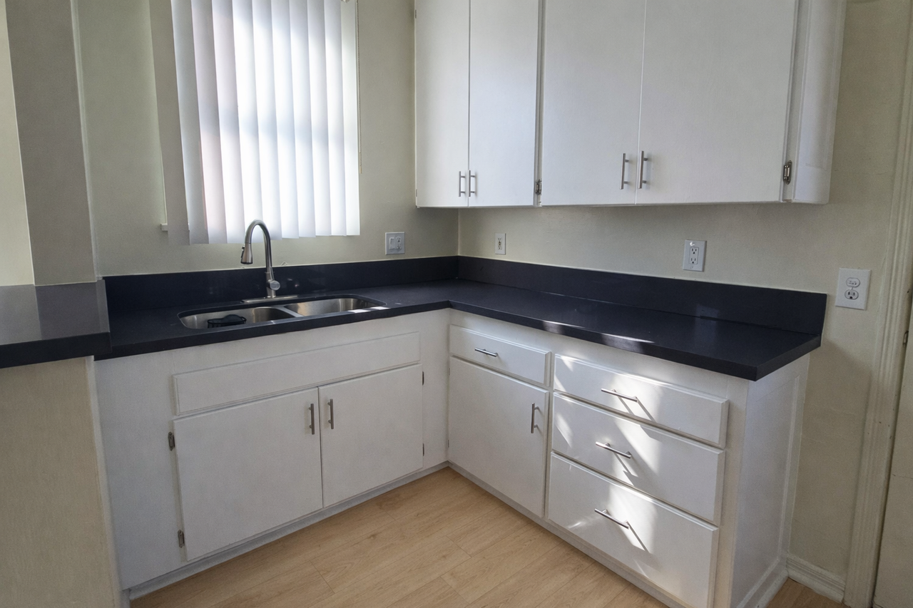 605 Kelton Ave - Photo 6 of 19