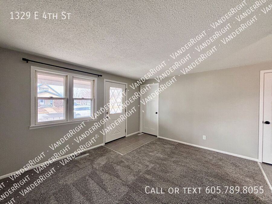 1329 E 4th St - Photo 3 of 21