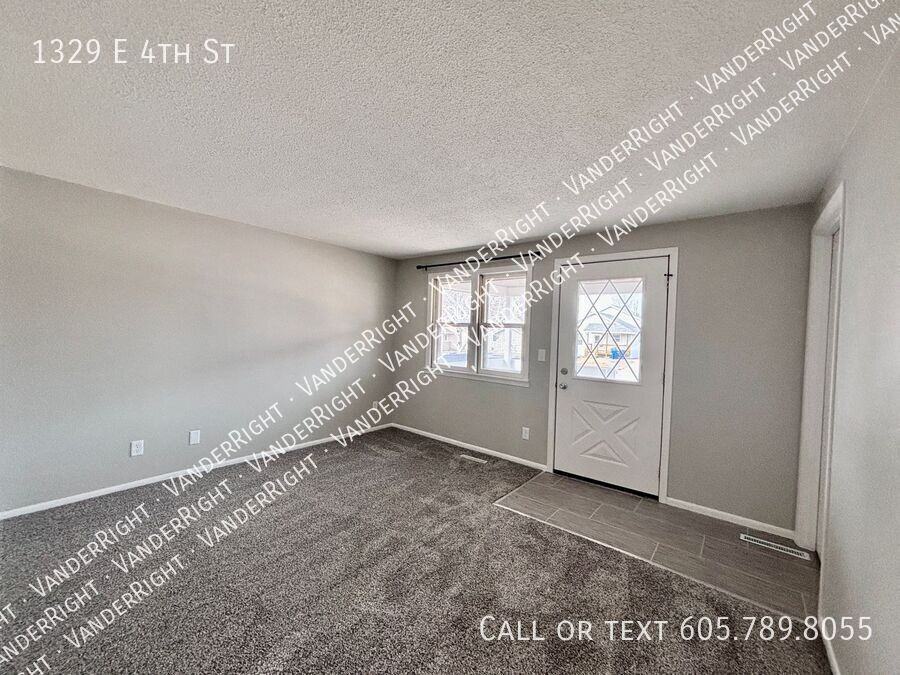 1329 E 4th St - Photo 4 of 21