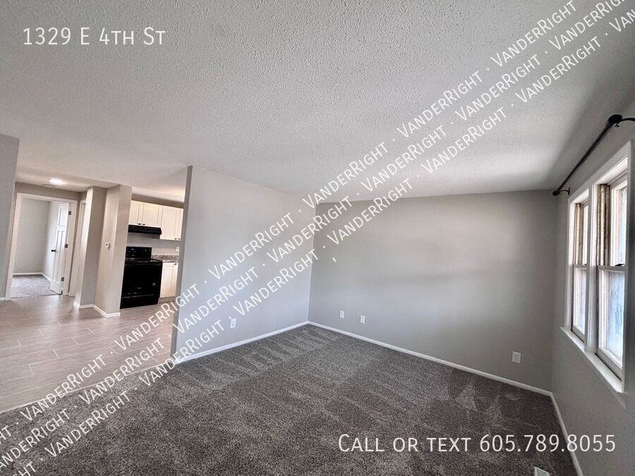 1329 E 4th St - Photo 5 of 21