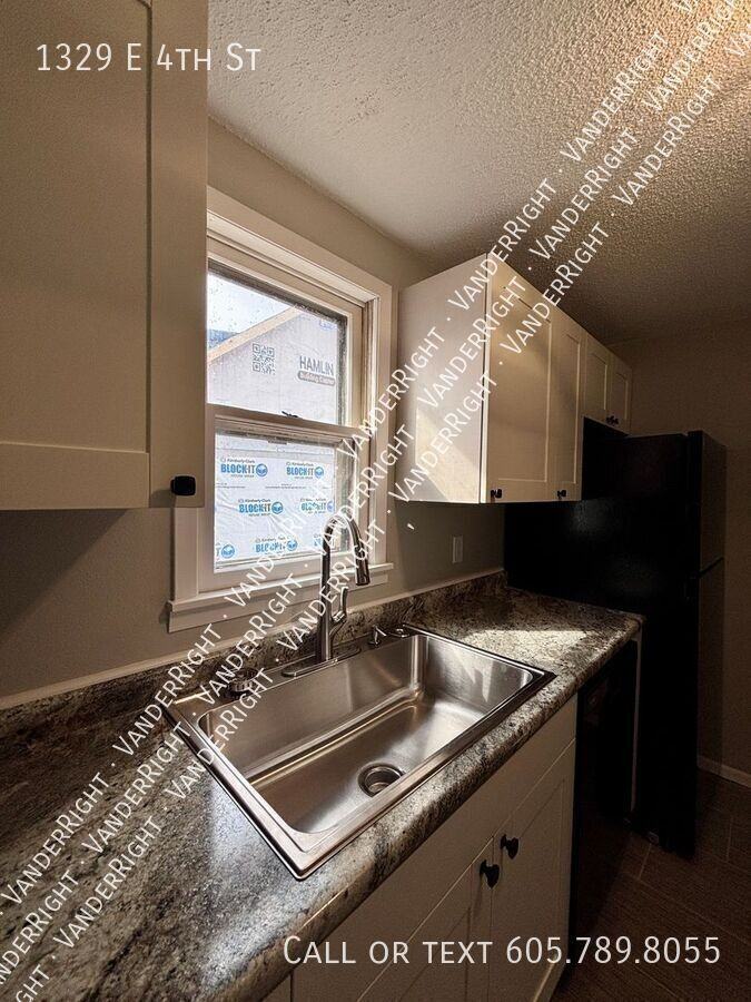 1329 E 4th St - Photo 7 of 21