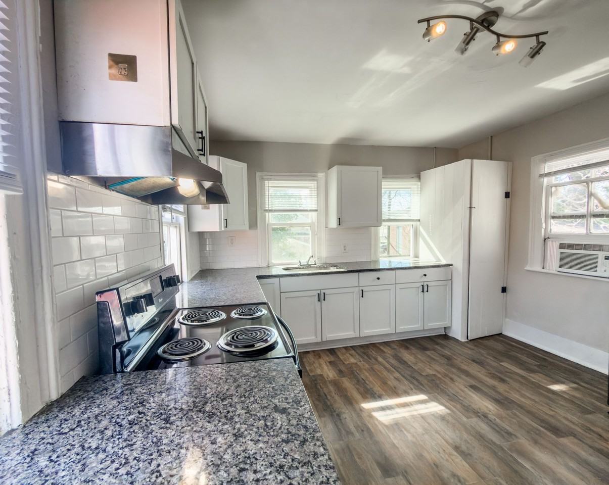 Downtown Duplex - Photo 4 of 31