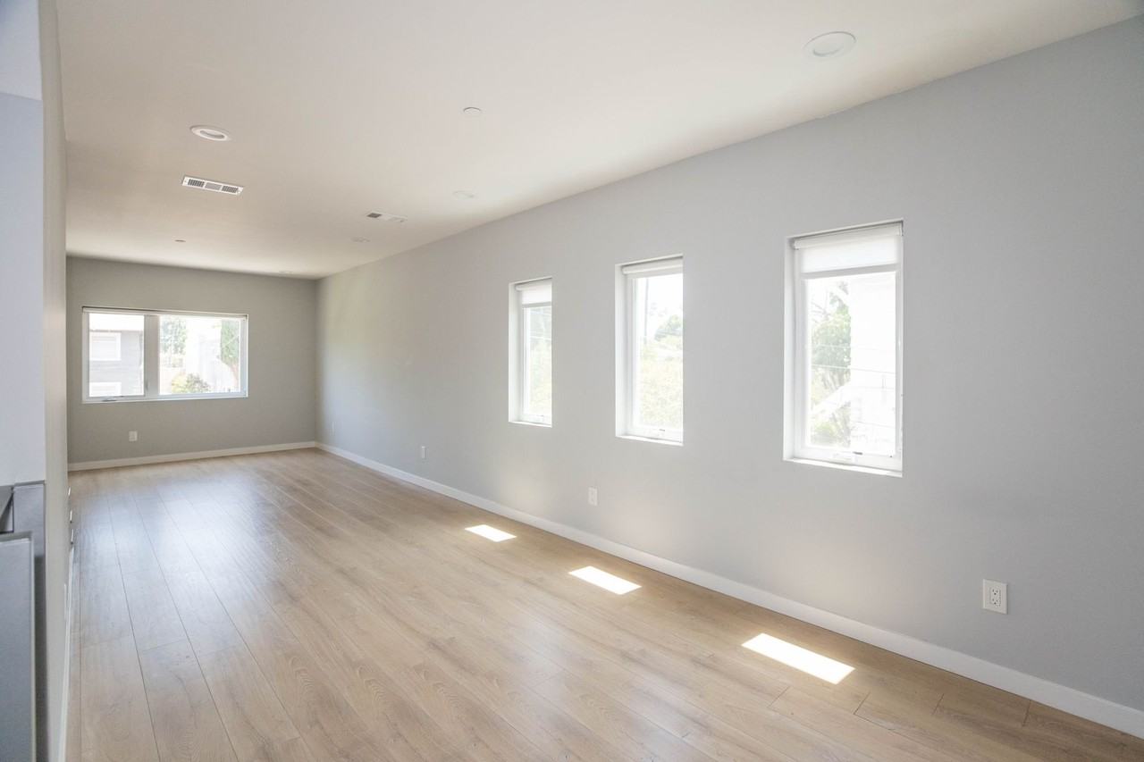 1821 N Van Ness Ave - Photo 4 of 16