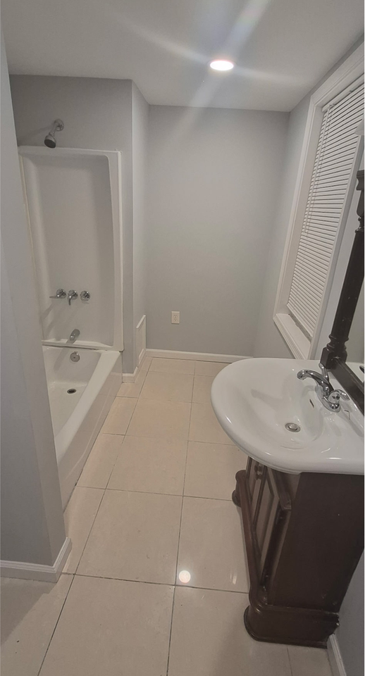 647 S Pulaski St - Photo 3 of 15