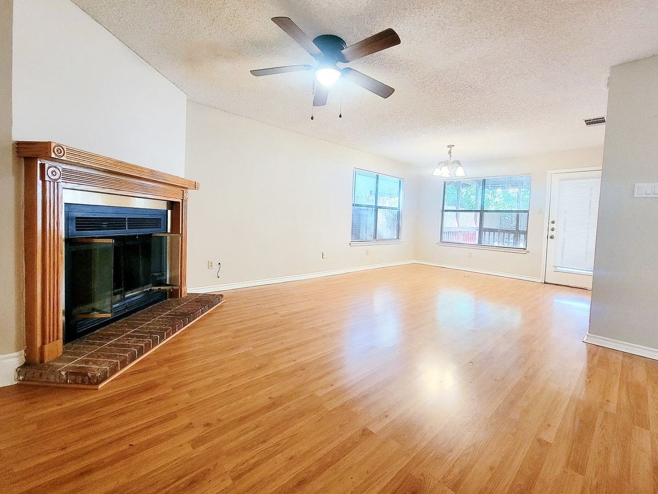 8708 Coastal Dr - Photo 6 of 38