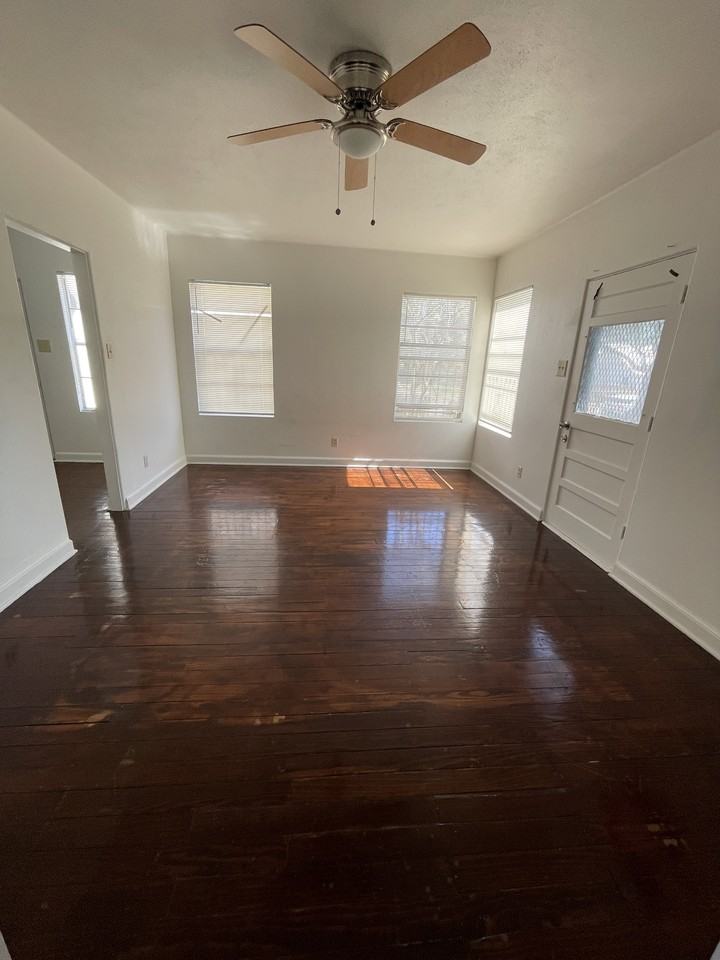 326 E Mistletoe Ave #3