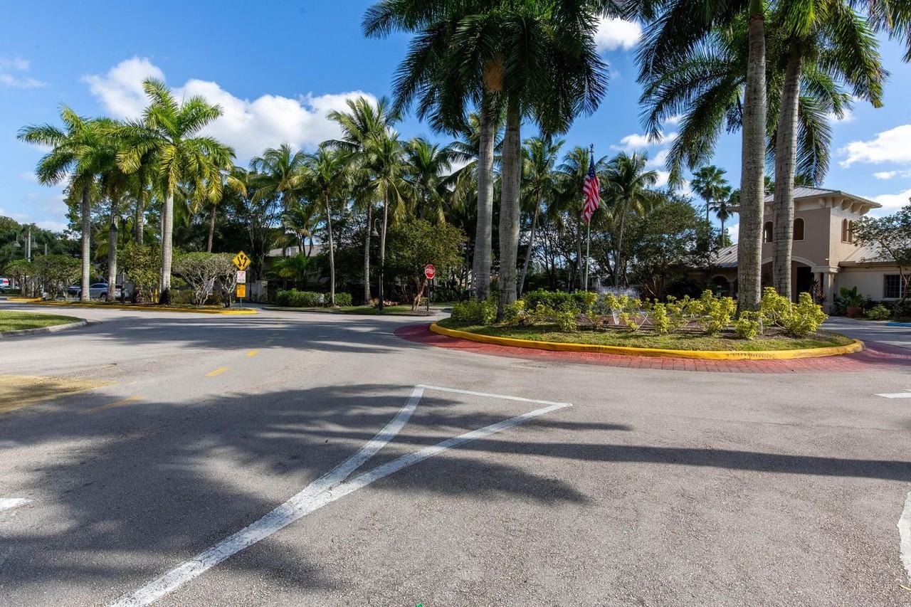 1100 Crestwood Ct S #1110 - Photo 5 of 11