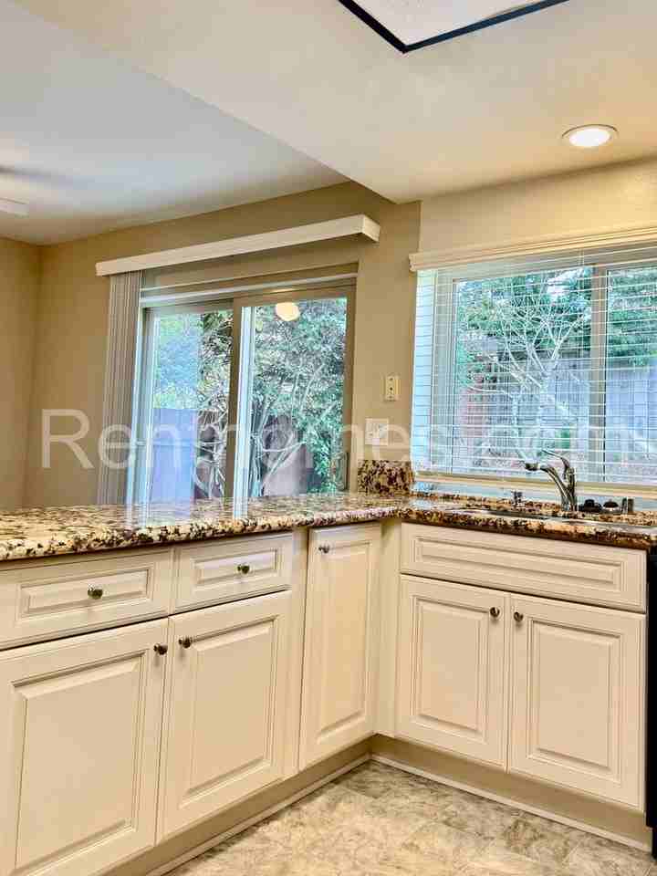 13534 Longfellow Ln - Photo 6 of 29