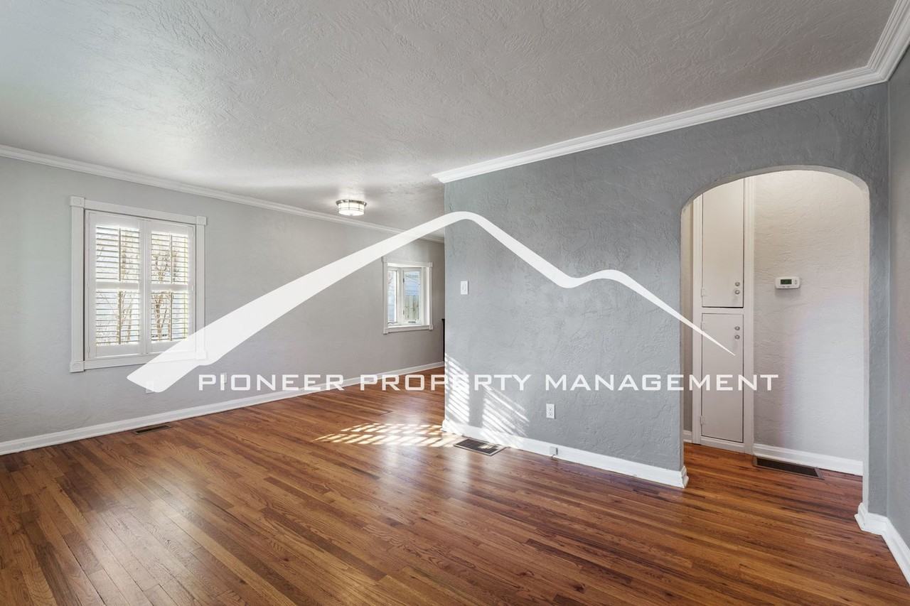 410 E Jefferson St - Photo 3 of 23