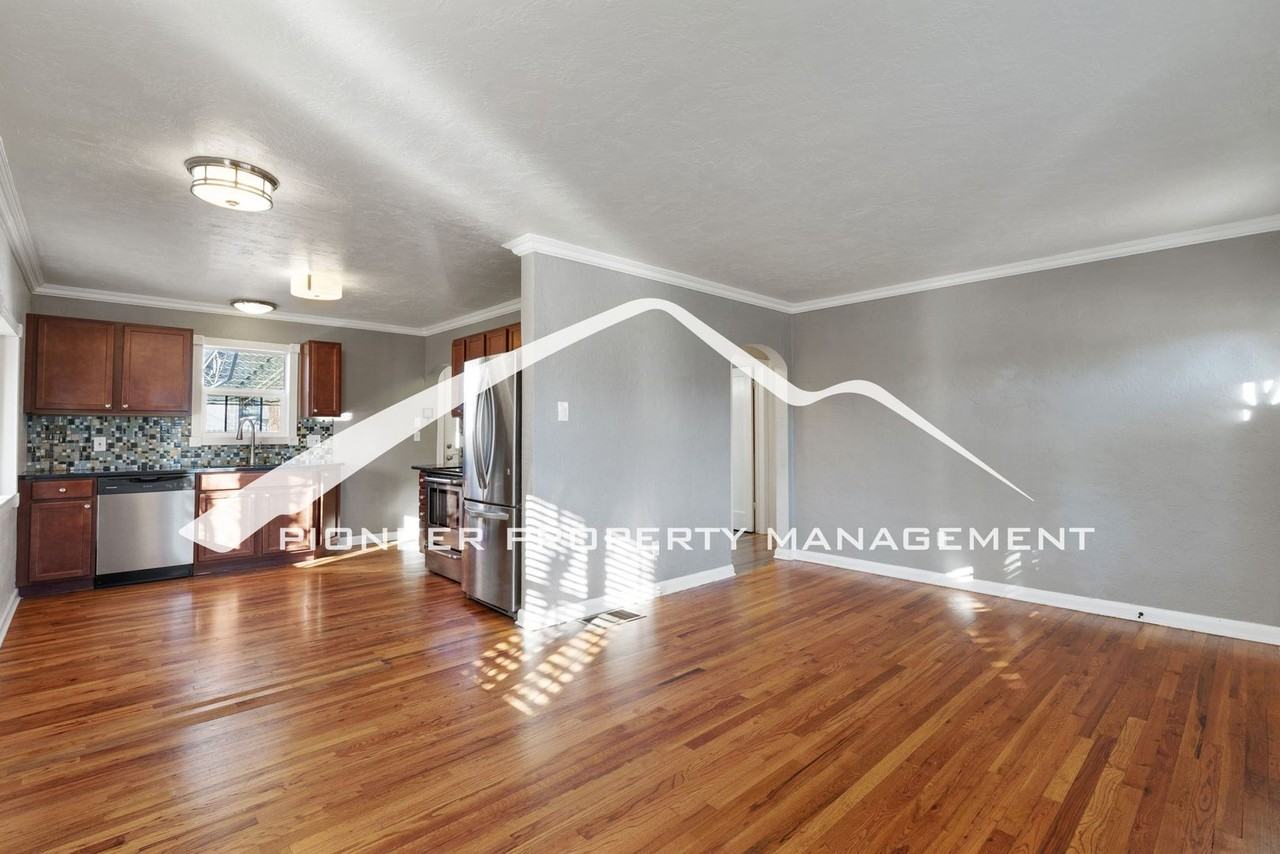 410 E Jefferson St - Photo 5 of 23