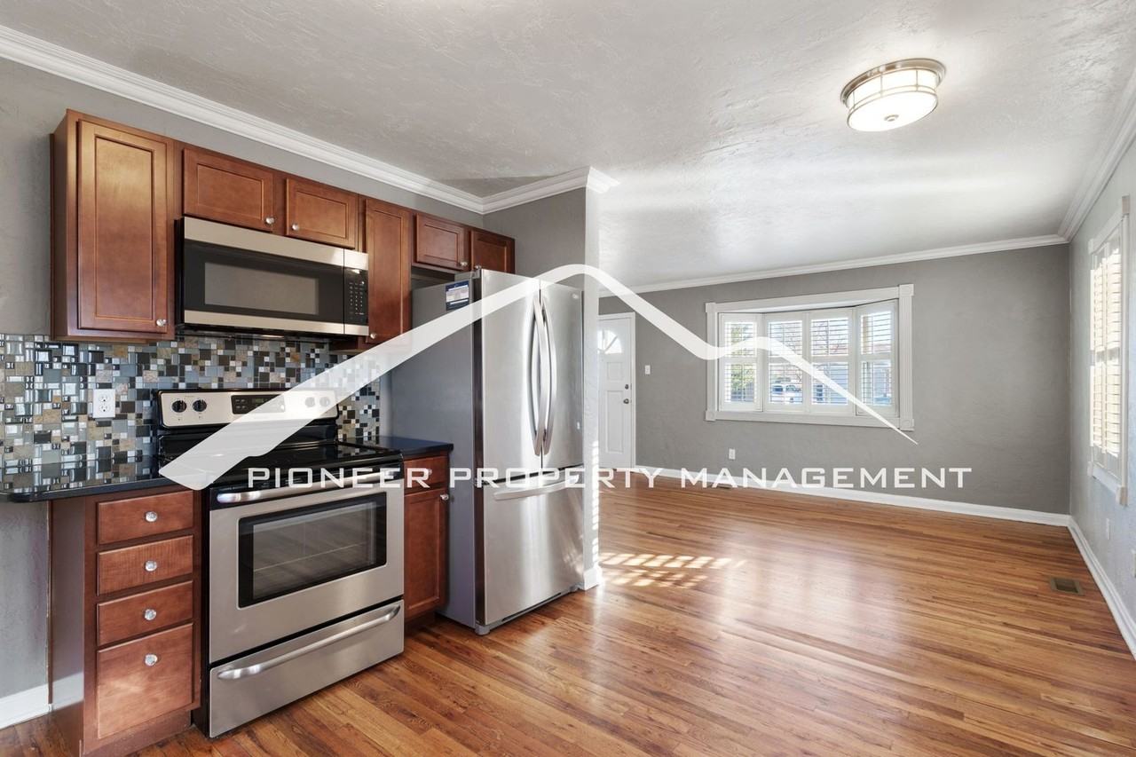 410 E Jefferson St - Photo 6 of 23