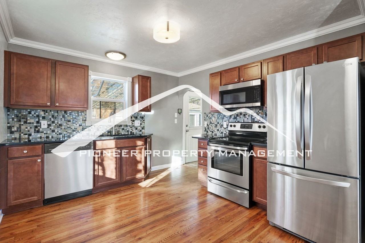 410 E Jefferson St - Photo 7 of 23