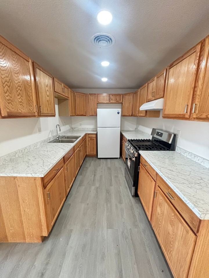 357 W Magnolia St - Photo 4 of 18