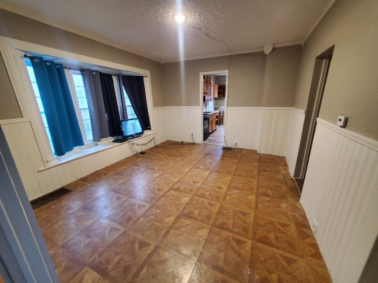 385 Ames St - Photo 5 of 15