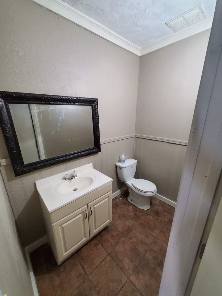 385 Ames St - Photo 7 of 15