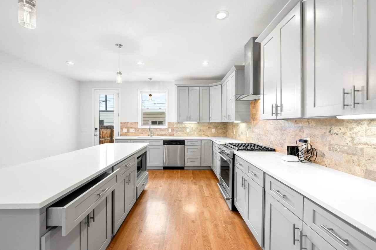 3726 Jason St - Photo 5 of 33