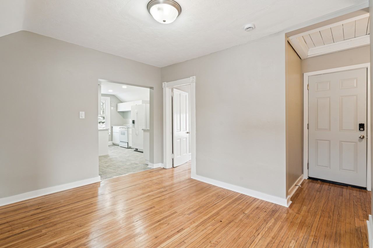 117 Manitoba Ave #2 - Photo 3 of 21