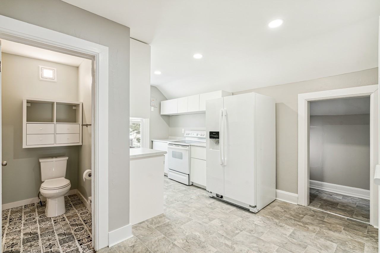 117 Manitoba Ave #2 - Photo 5 of 21