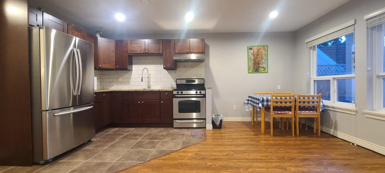 3435 148 Street - Photo 4 of 8